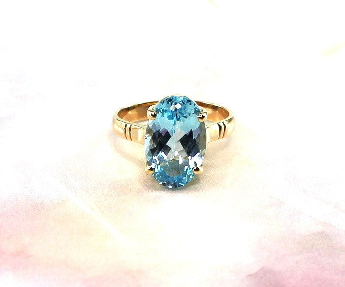 9ct Y/G OVAL BLUE TOPAZ RING 