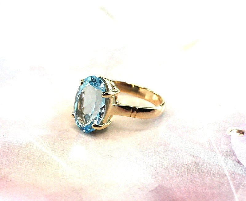 9ct Y/G OVAL BLUE TOPAZ RING 