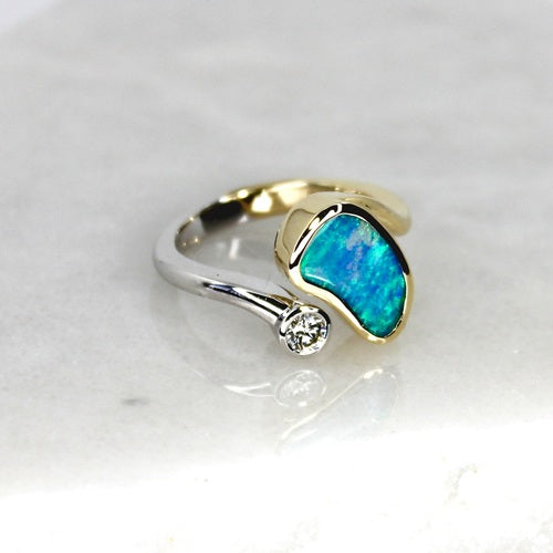 9CT YELLOW & WHITE GOLD SPLIT RING WITH NATURAL BOULDER OPAL & ARGYLE DIAMOND